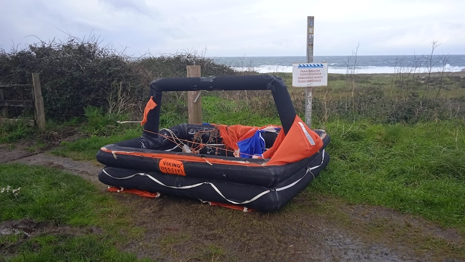 Rescatan en Mar de Fóra unha balsa salvavidas que caera dun buque maltés ao seu paso polo Corredor