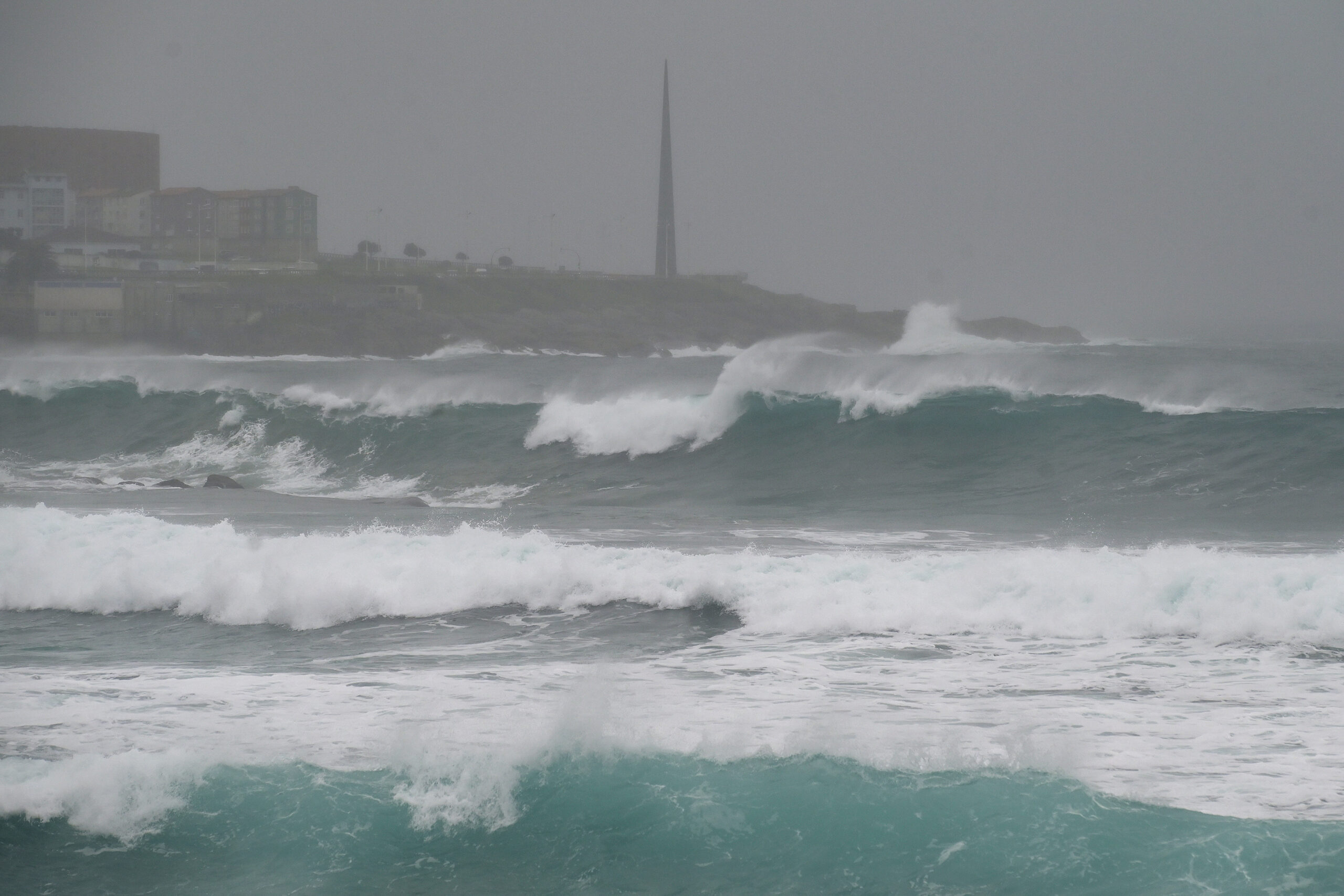 O Concello da Coruña pecha parques e xardíns e mantén a costa precintada polo temporal en alerta vermella