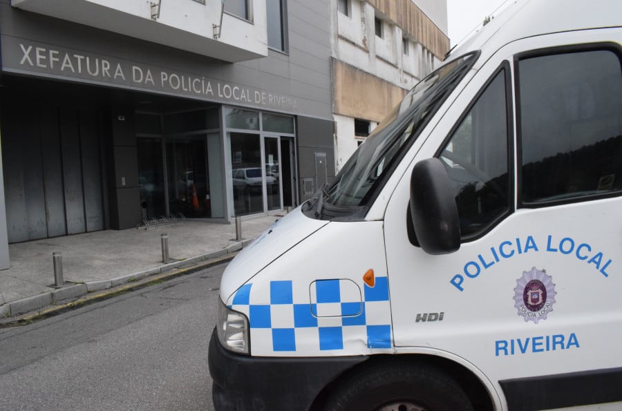 A Policía Local de Ribeira sanciona a varias persoas por depositar residuos na vía pública