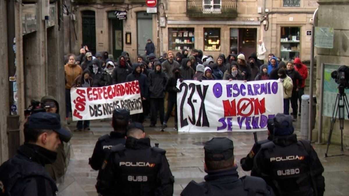 A Policía desaloxa o centro social Escárnio e Maldizer na zona vella de Compostela