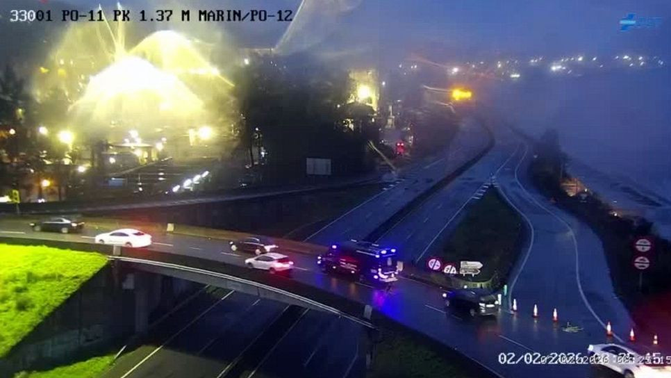 O mar alimentado polas continuas choivas alaga a autovía PO-11 entre Pontevedra e Marín