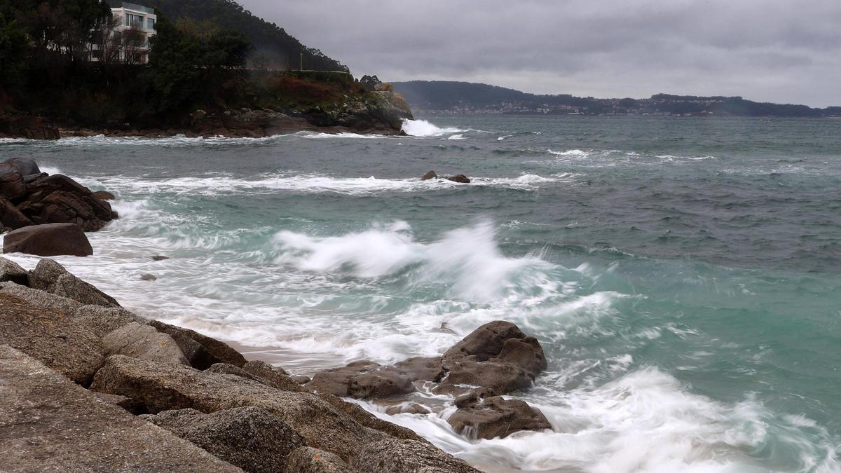 A alerta laranxa obriga a suspender as actividades deportivas no mar