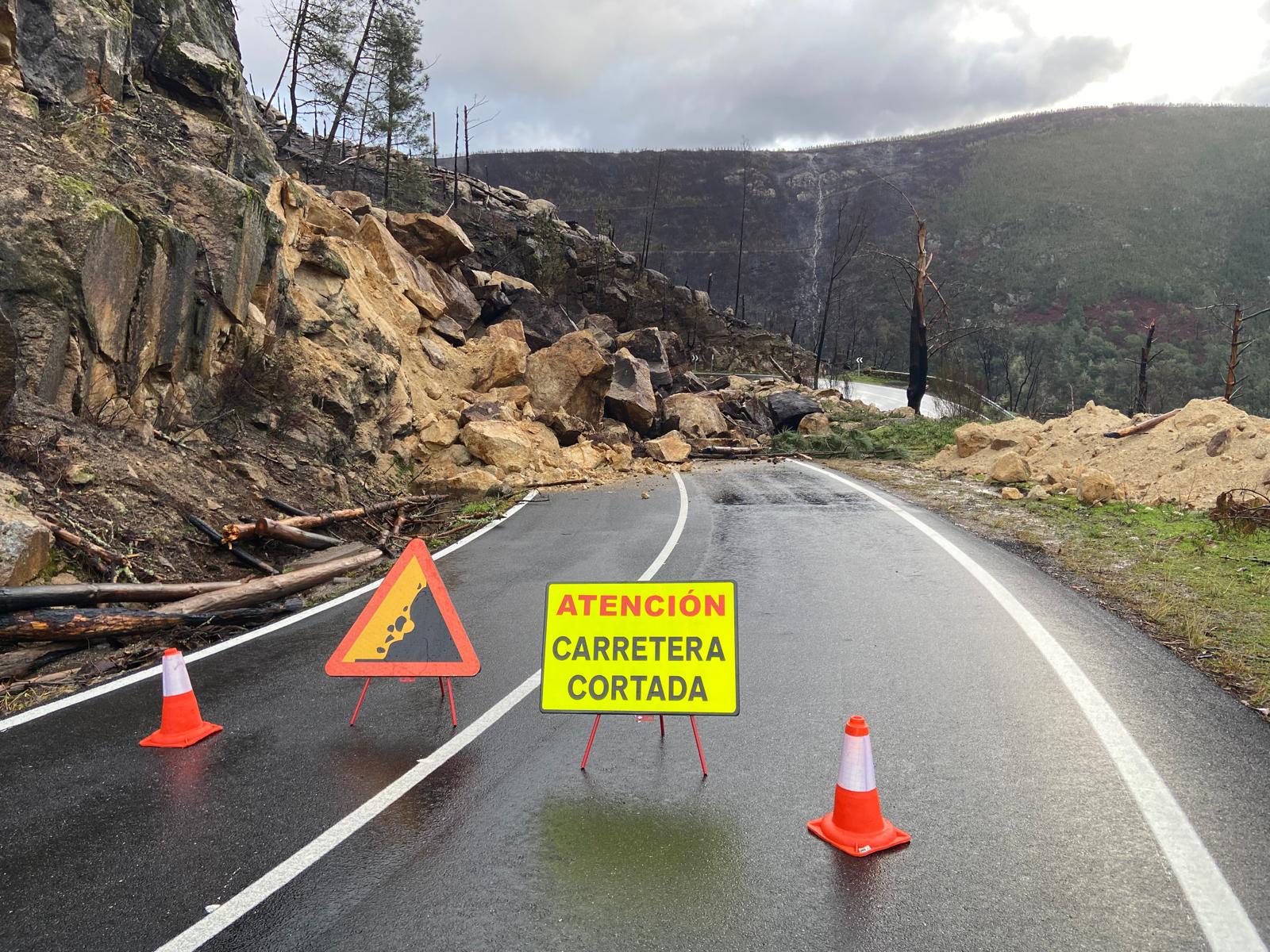 Cortada por un derrube de terra a LU-P-4103 entre Ferreira e o encoro de Santo Estevo