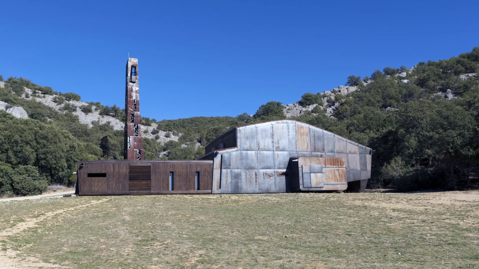 La historia de la iglesia más curiosa de España: símbolo de unión con Noruega y arquitectura minimalista