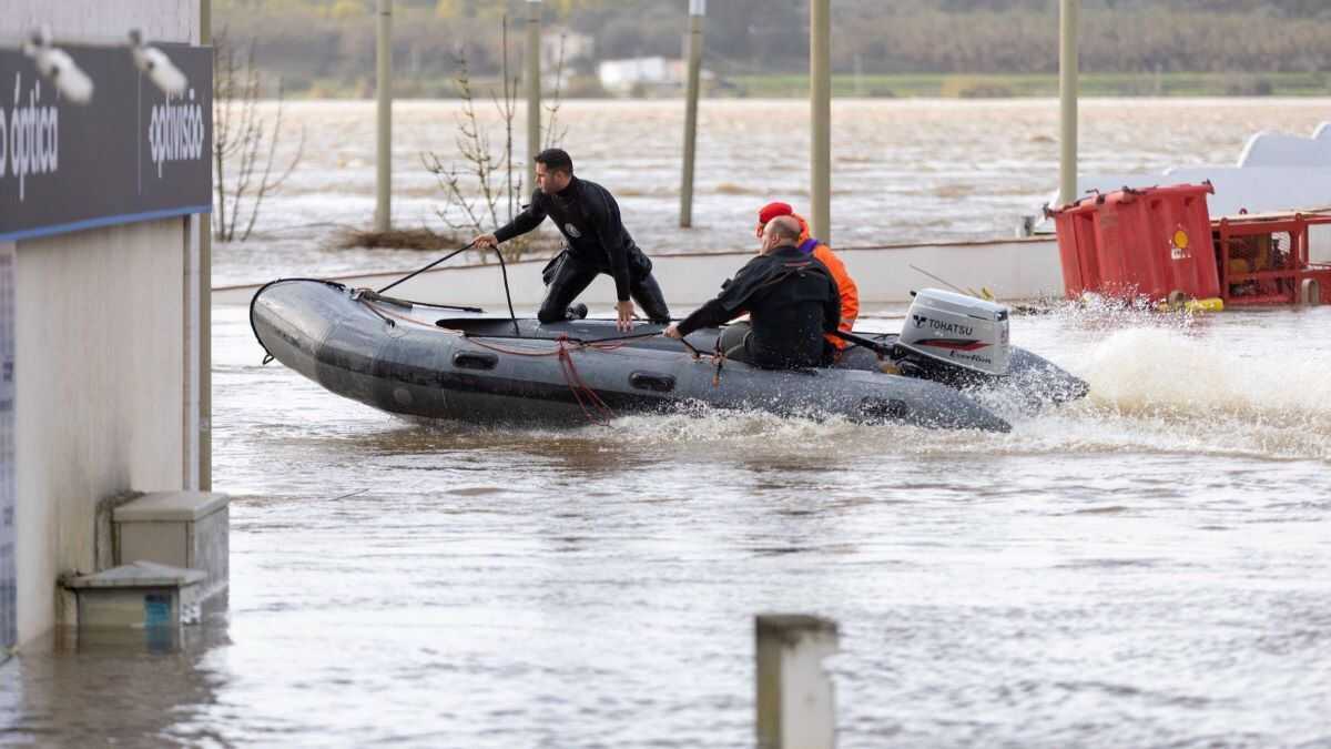 'Leonardo' bate con forza en Portugal: o Douro anega Porto e compromete as votacións deste domingo en varias localidades