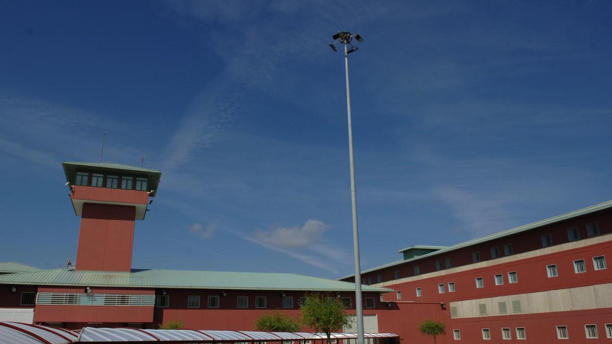 Un preso de Teixeiro esnaquiza a morna a un funcionario que interveu nunha pelexa