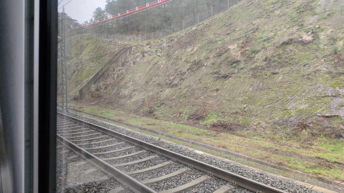 Un AVE Santiago–Madrid queda detido máis de dúas horas preto de Ourense por unha avaría