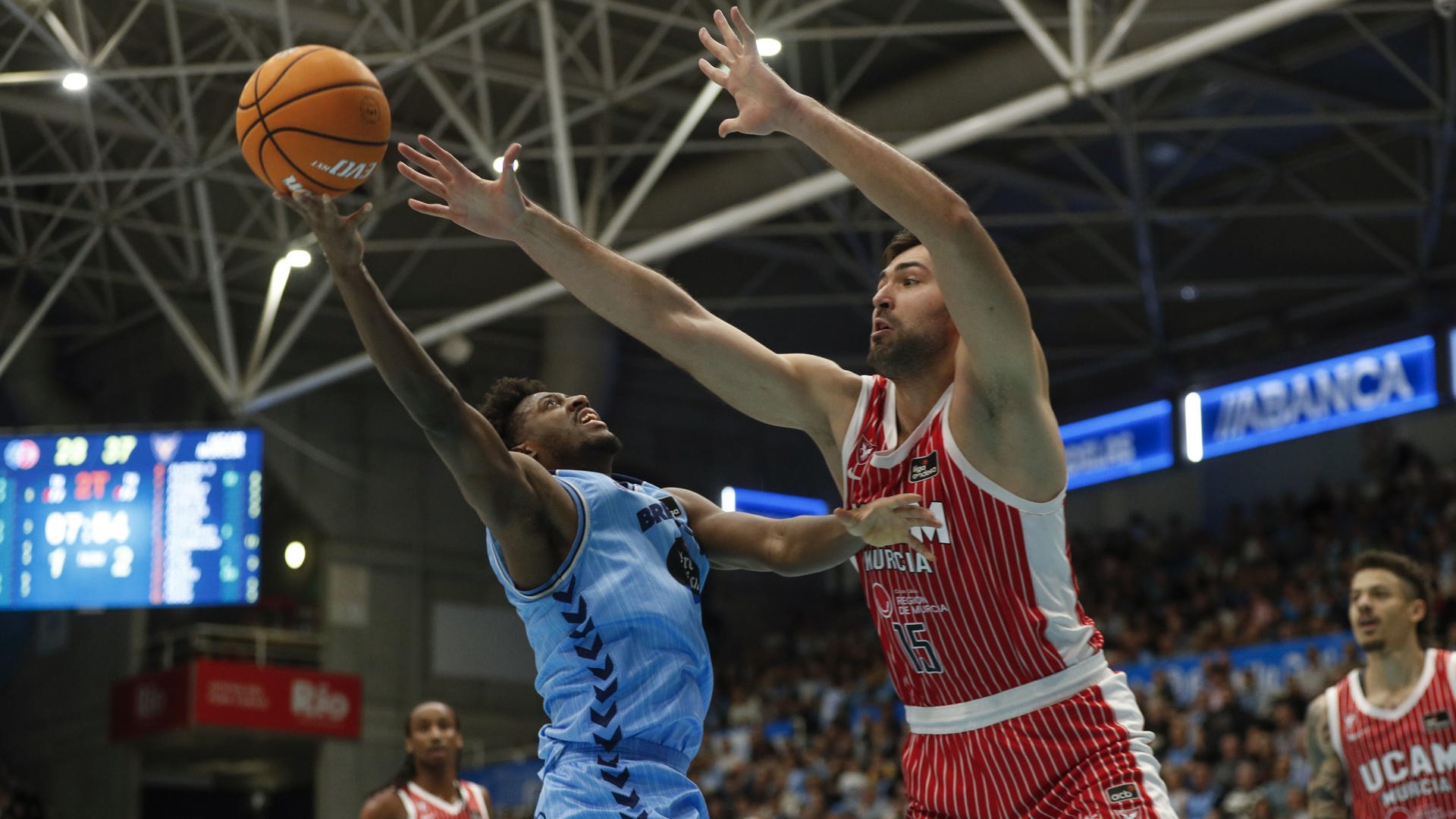 O Breogán queda á beira da remonta diante do UCAM Murcia (95-106)