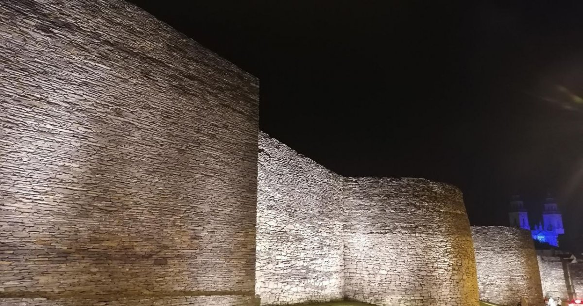 As fortes choivas derruban unha parte do lenzo interior da Muralla de Lugo