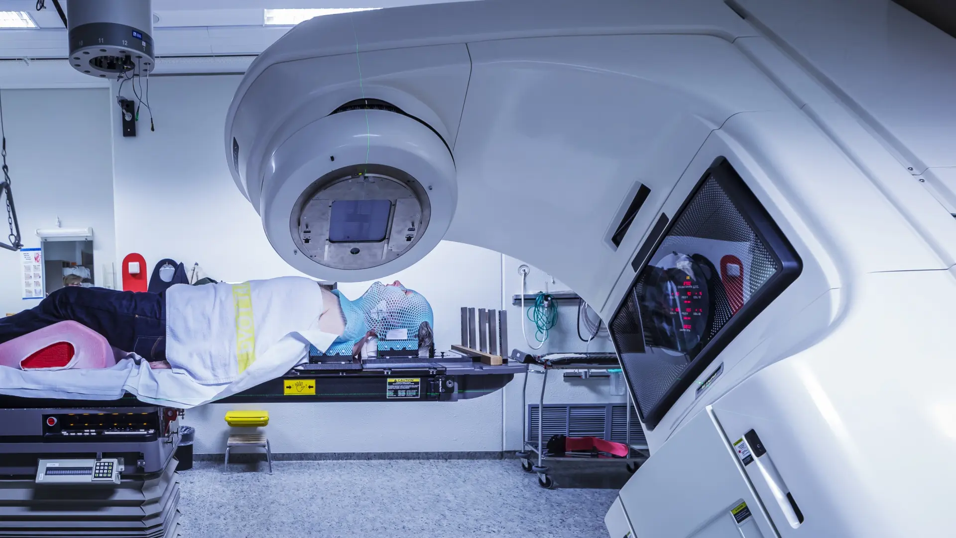 Científicos españoles desarrollan un tratamiento experimental para tratar varios tipos de cáncer: combina radioterapia y terapia génica