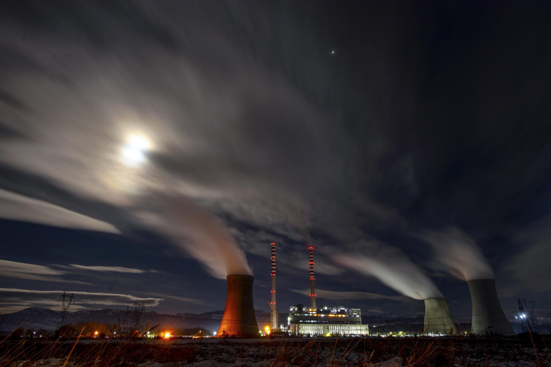 Las centrales eléctricas de combustibles fósiles matan 30 veces más aves que las turbinas de las eólicas, según la CE
