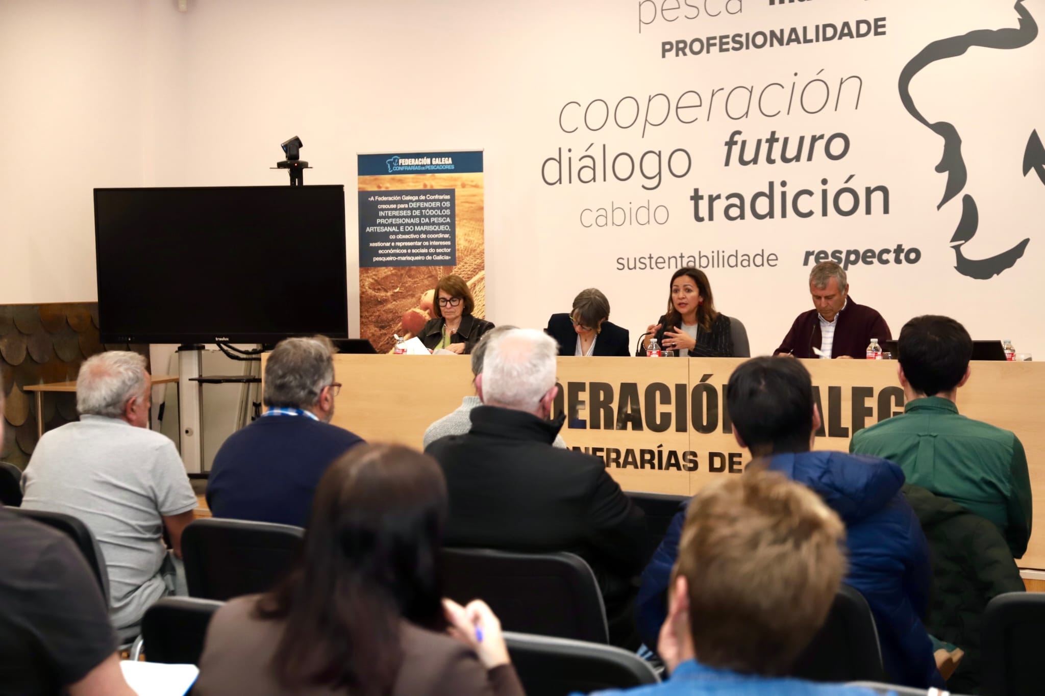 A conselleira de mar explica ante os patróns maiores da Coruña as axudas para recuperar os bancos marisqueiros