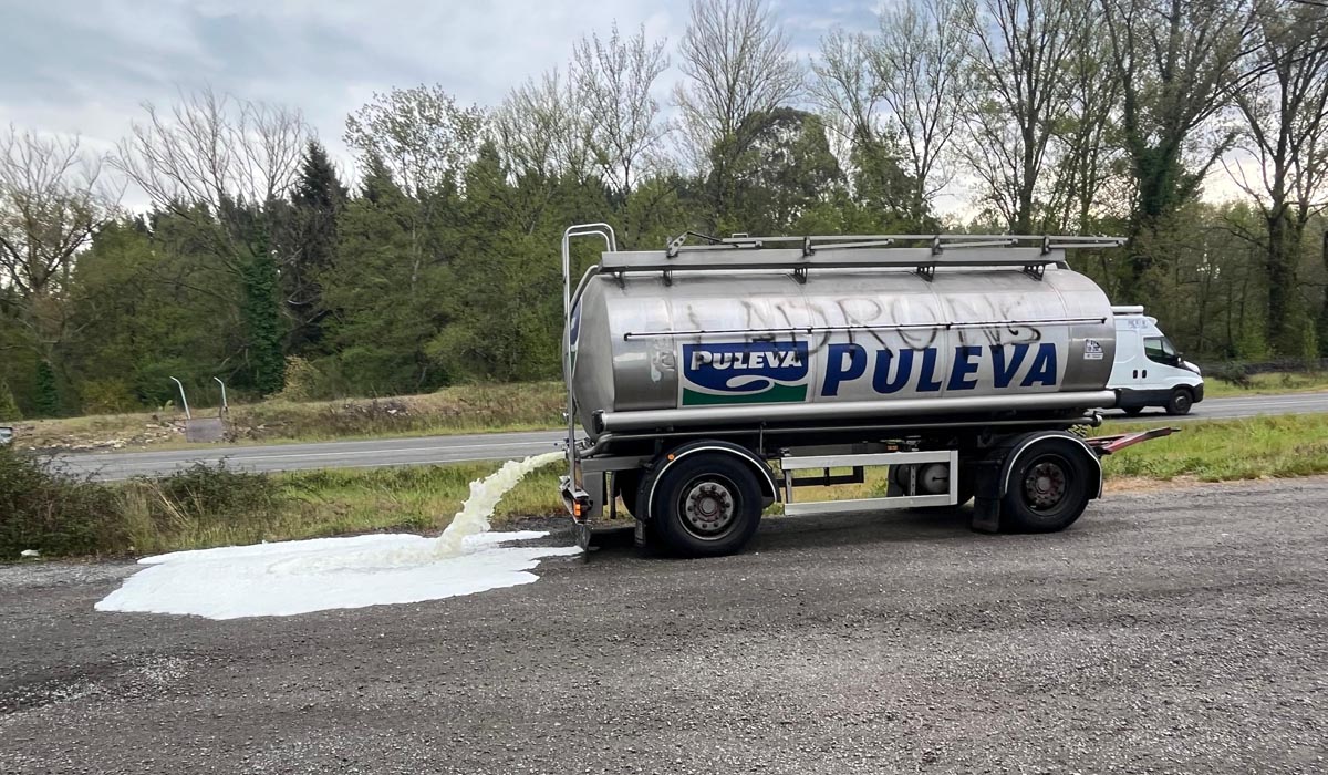 Actos de boicot contra cisternas de recollida do leite en Santa Comba e O Corgo