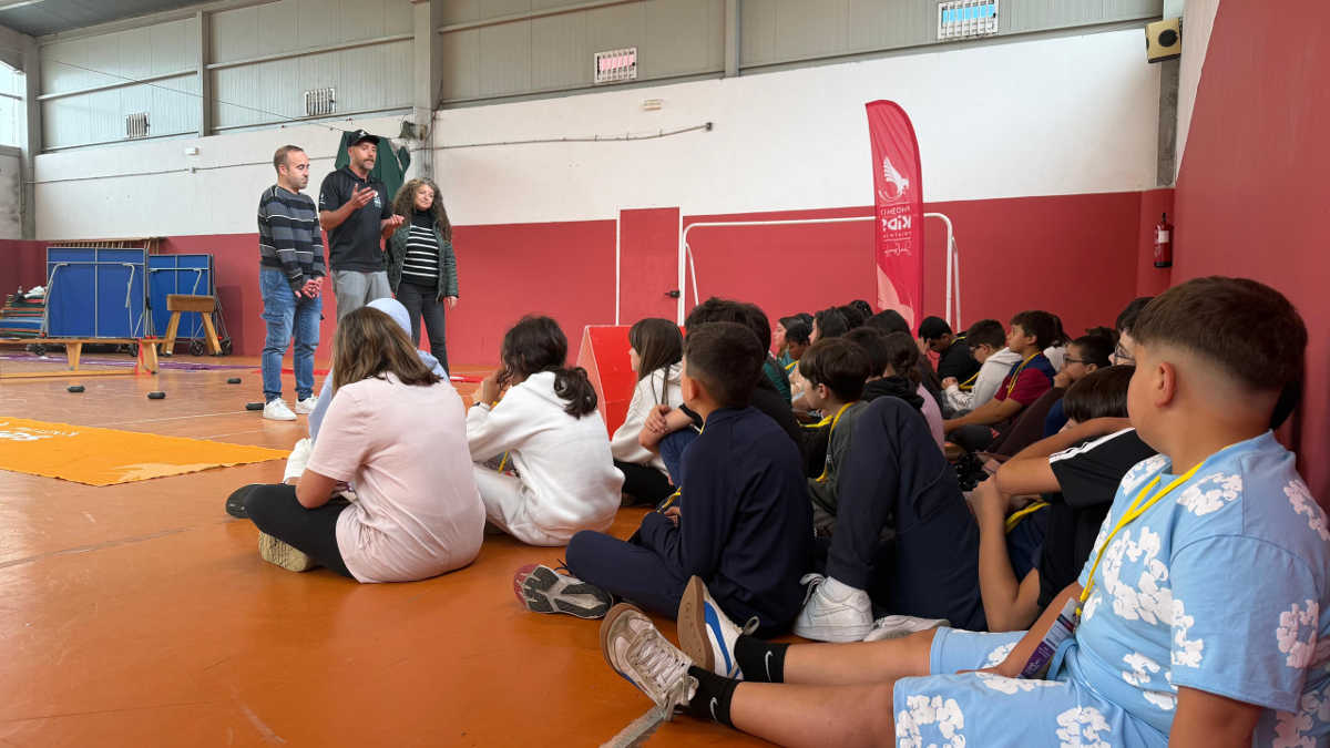 Preto de 200 estudantes do CEIP O Grupo (Ribeira) participan no programa deportivo Phoenix Kids by Javier Gómez Noya