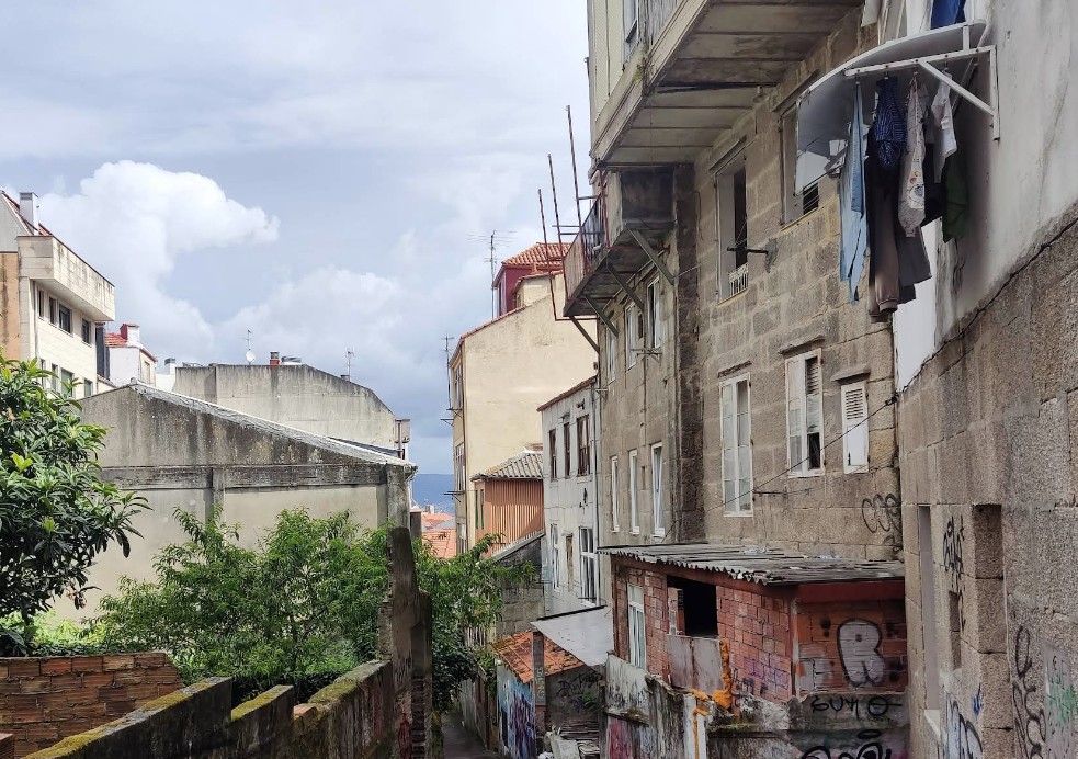 Unha nena sobrevive traes caer desde un sexto piso no centro de Vigo