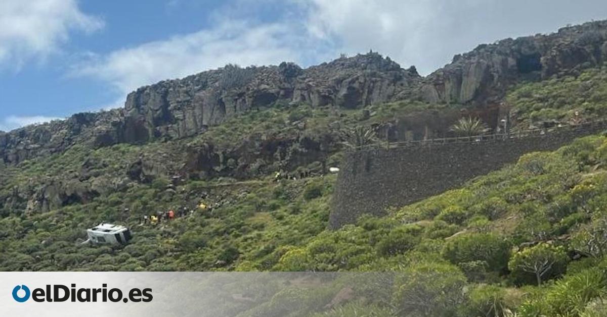 Un muerto y al menos 14 heridos, tres graves, tras precipitarse una guagua por un barranco en La Gomera