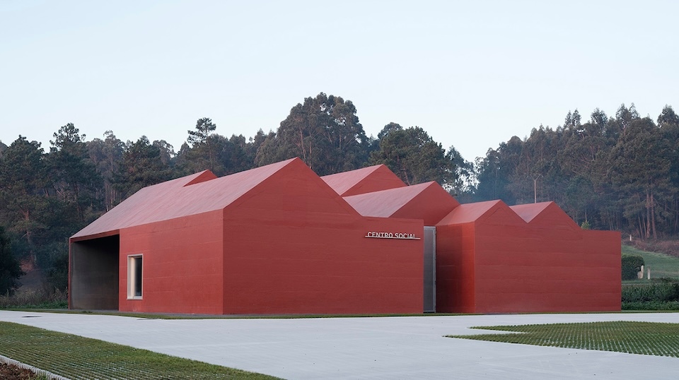 Unha casa de Corme e o Centro Social de Goiáns optan aos Premios Arquitectura 2026