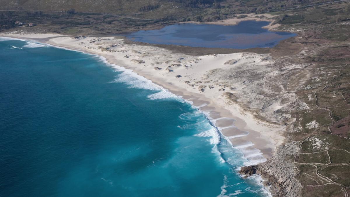 Surfeiros rescatan en Malpica a un pai e a súa filla arrastrados pola corrente
