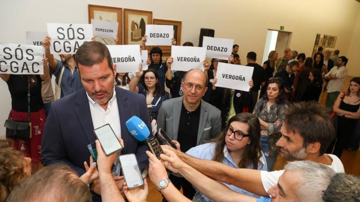 O conselleiro de Cultura inaugura a exposición ‘Illa Ignorada’ no CGAC entre protestas pola elección da nova directora