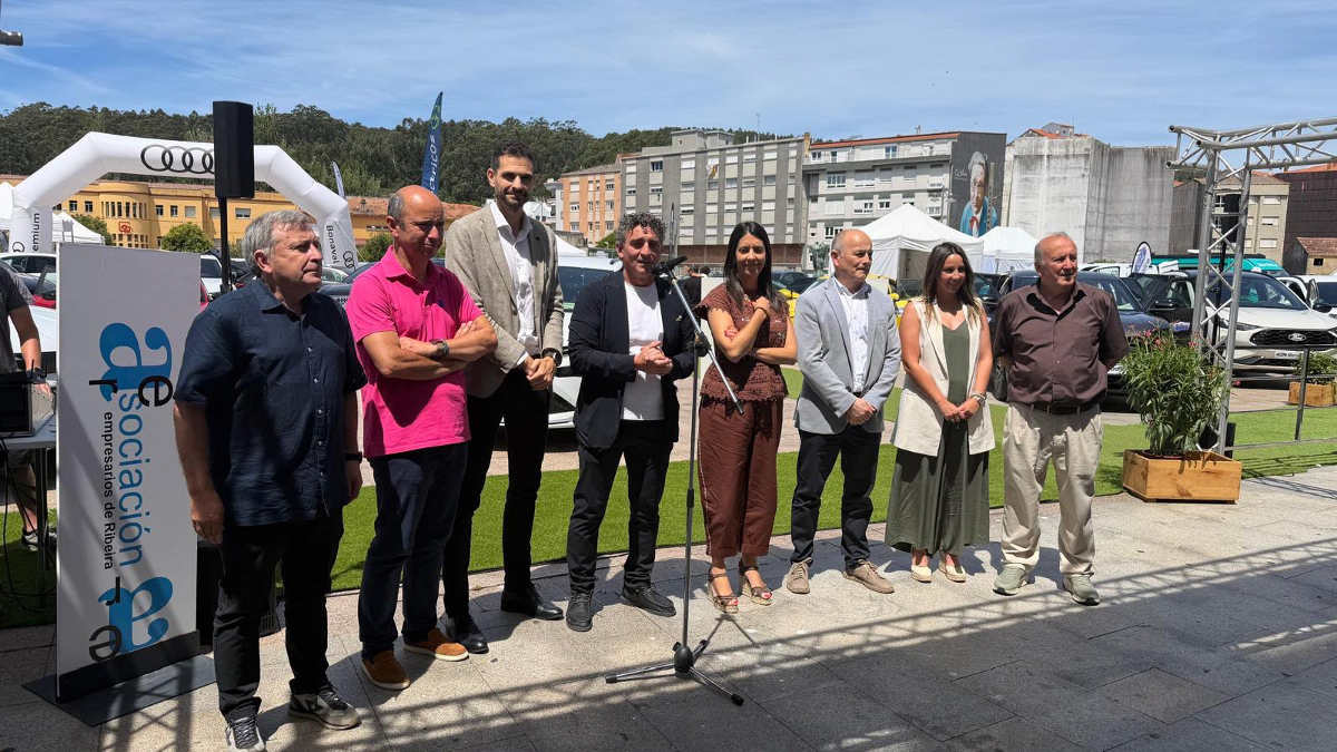 Os empresarios de Ribeira mostran o futuro da mobilidade na VII Feira de Vehículos Híbridos e Eléctricos