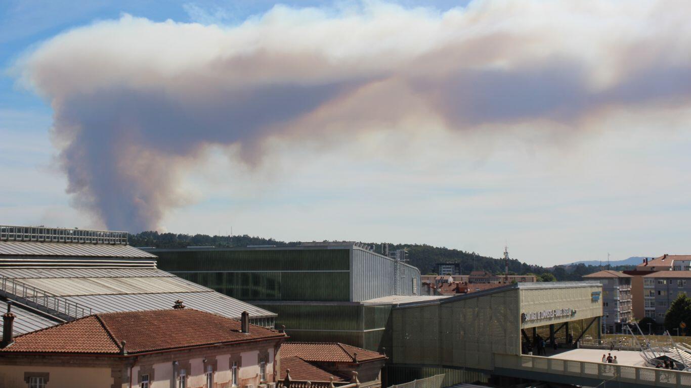 Un incendio forestal en Padrón mobiliza un amplo operativo de extinción, a columna de fume vese a quilómetros