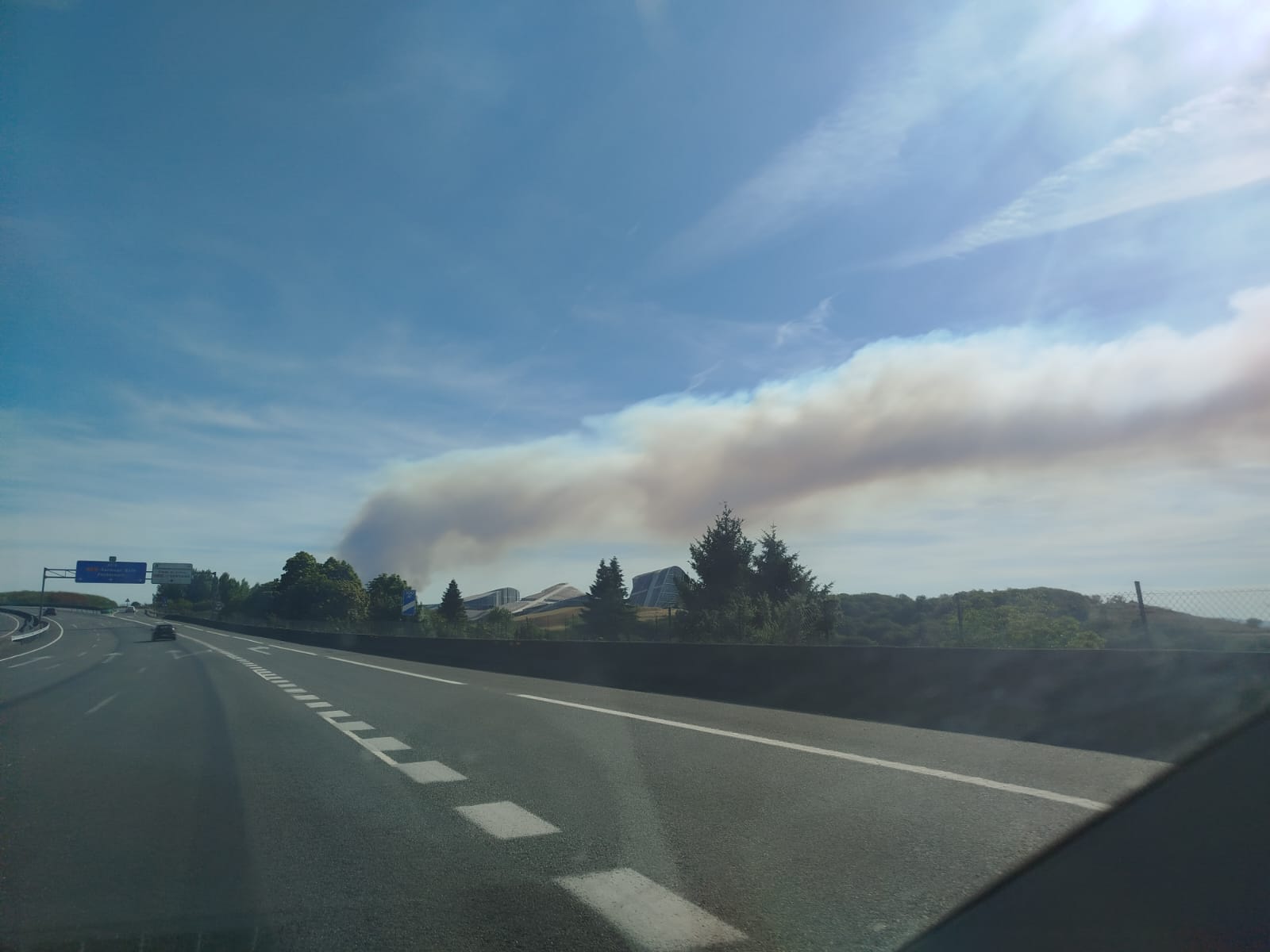 Activo un incendio preto de Santiago con máis de 20 hectáreas arrasadas