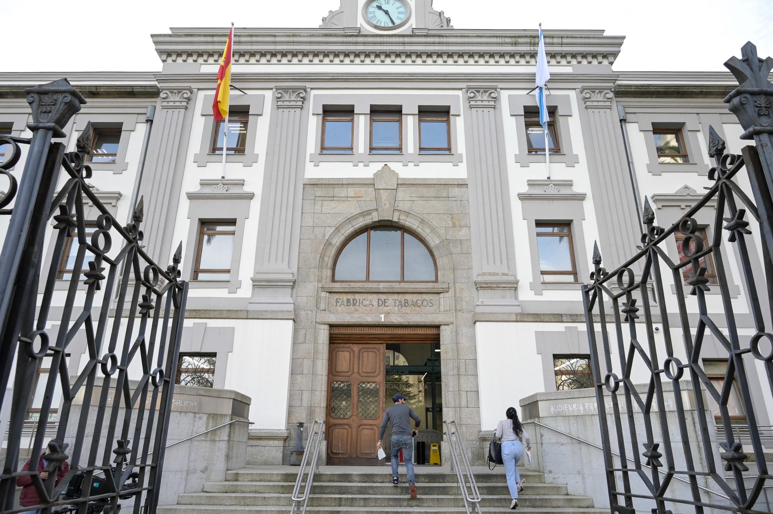A Audiencia da Coruña xulga catro homes por golpear e apuñalar con doce coiteladas un mozo no Orzán