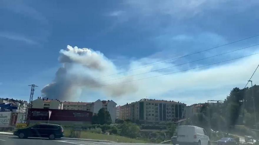 Cinco helicópteros e seis avións mobilizados por un incendio forestal en Padrón que xa calcinou a extensión de vinte campos de fútbol