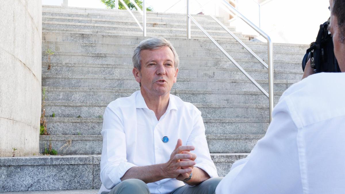 Alfonso Rueda cambia o atril polo podcast para vender Galicia Calidade