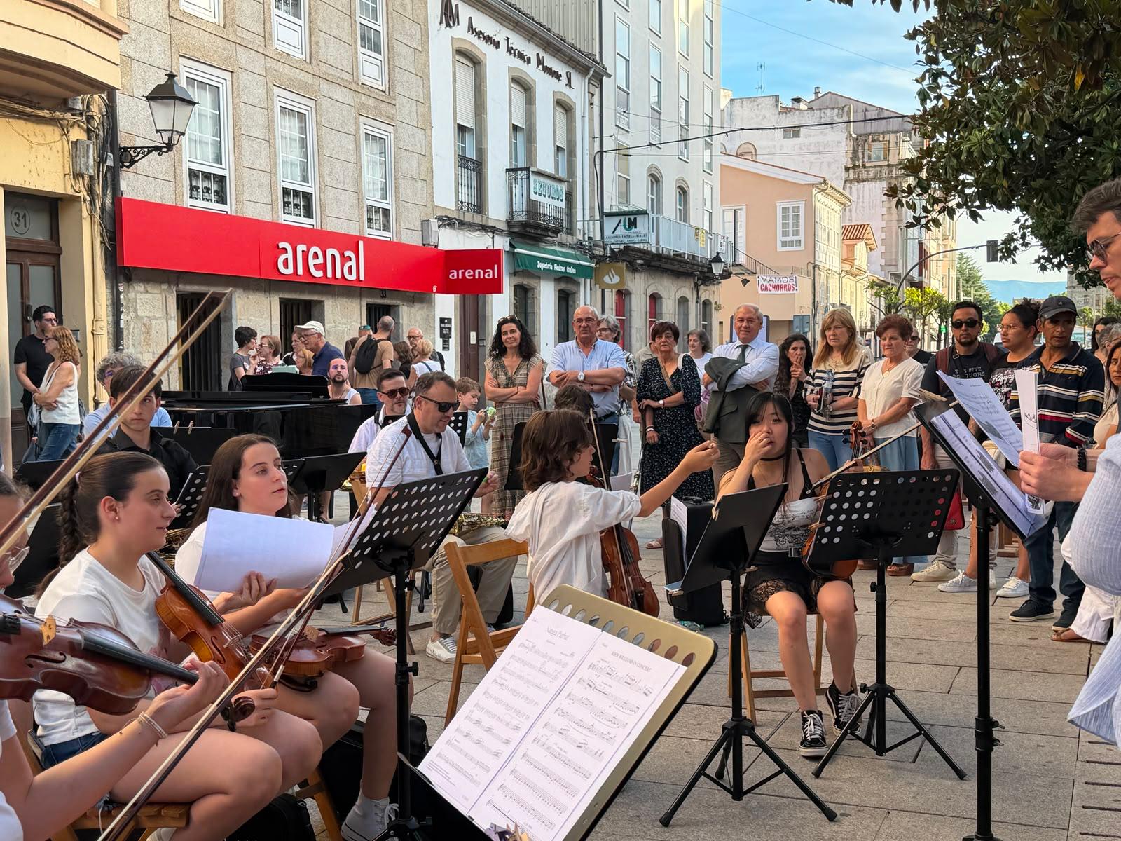 O Conservatorio Municipal de Música monfortino saca a música á rúa
