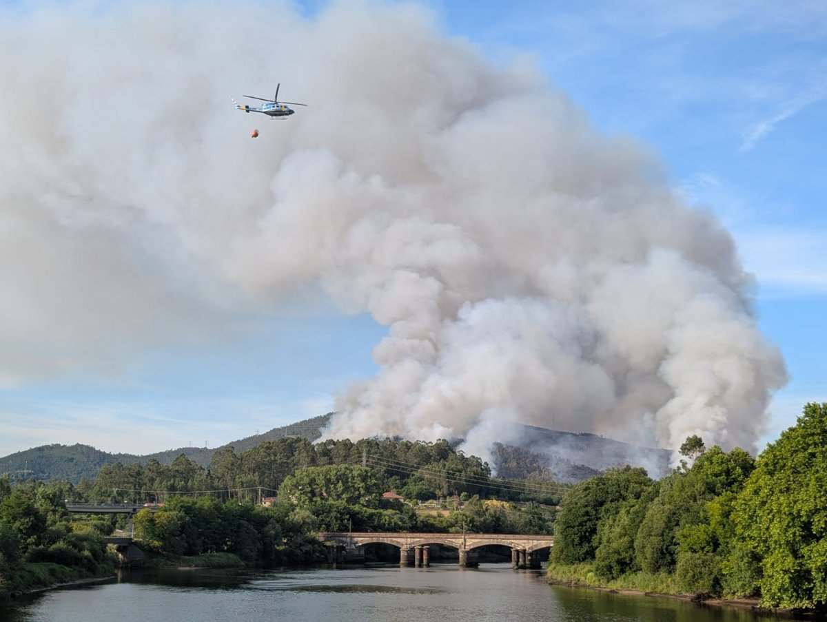 O incendio de Padrón (A Coruña) arrasa xa 60 hectáreas e obriga a evacuar unha vivenda por precaución