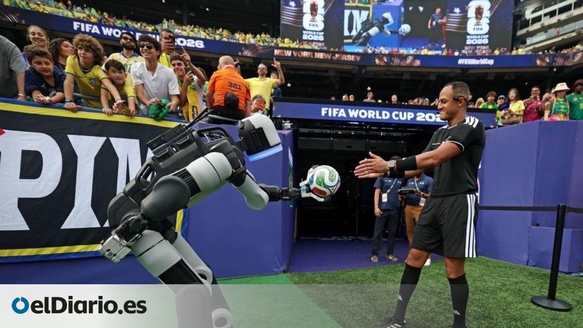 El robot humanoide Atlas de Hyundai también celebró los goles de Haaland sobre el césped del Mundial