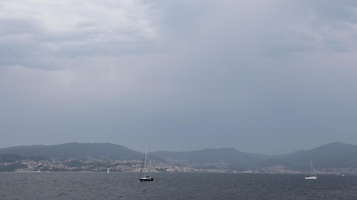 A primeira treboada do verán en Galicia deixa máis de 5.000 raios esta tarde das Rías Baixas a Santiago