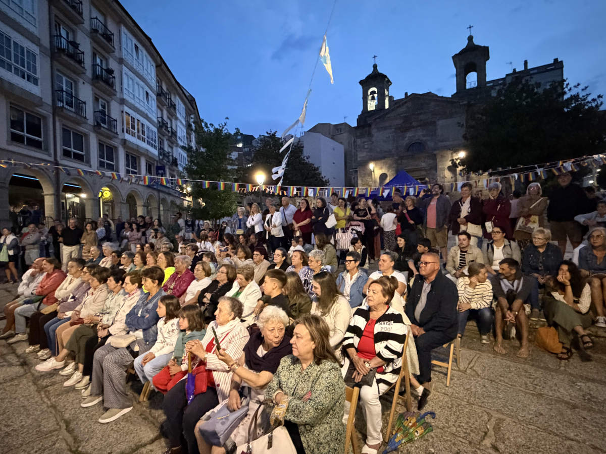 A III edición da Noite Tradi encheu a praza da Igrexa de Ribeira