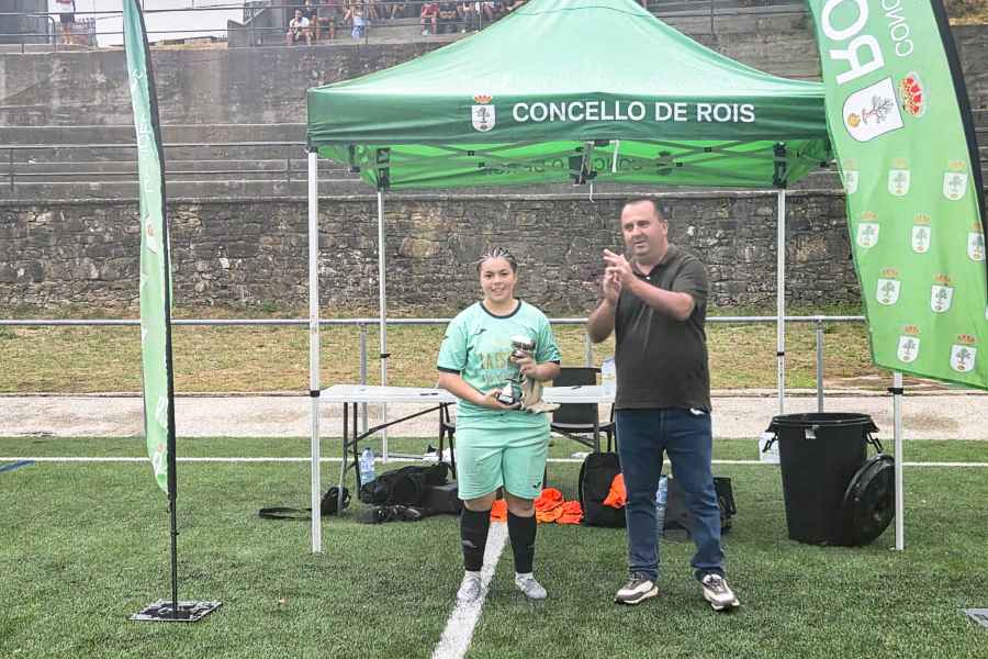 Buxán coróase na XX edición do Torneo Interparroquial de Fútbol 7 de Roisco protagonismo de Ana Calvo