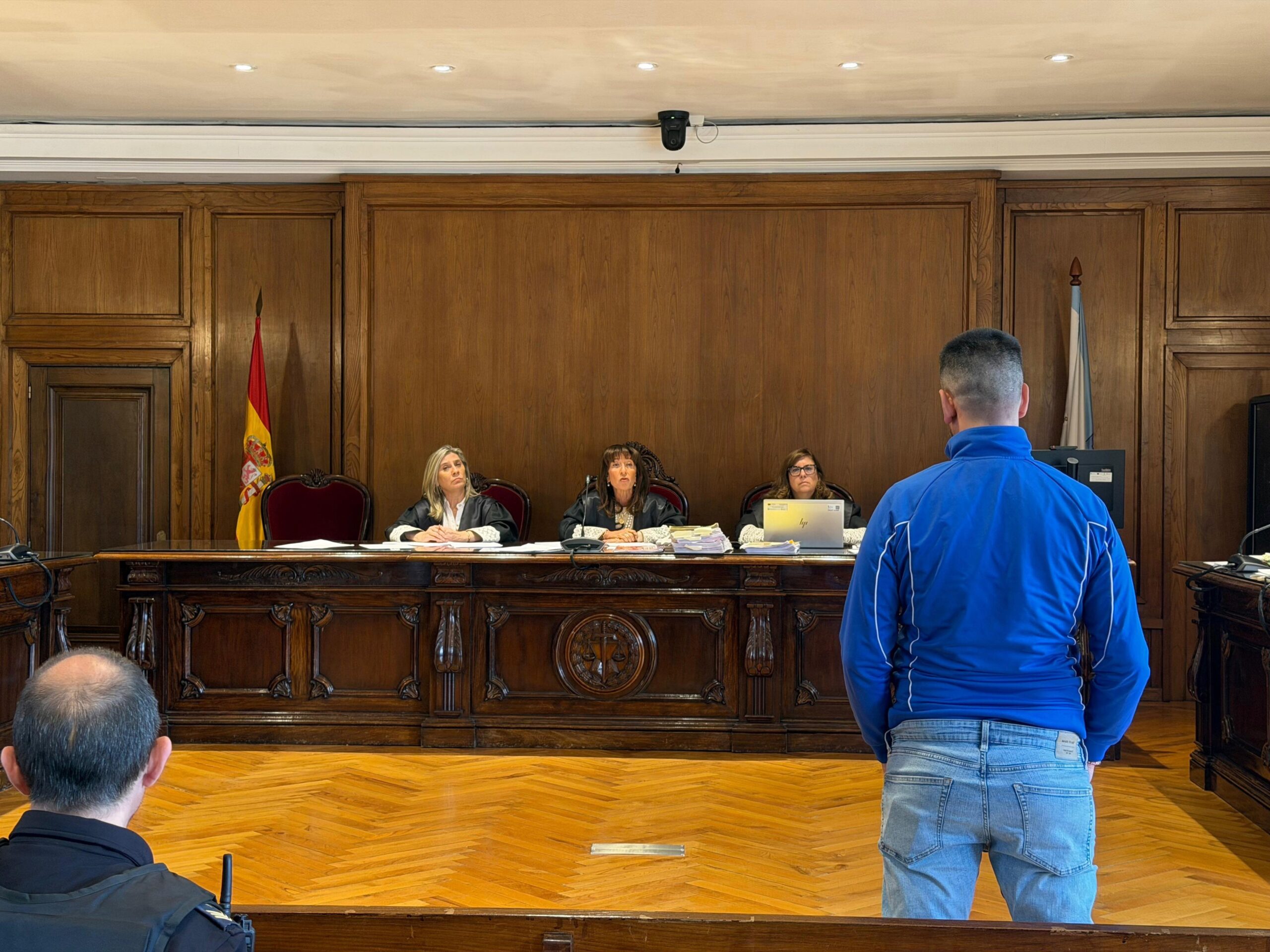 O acusado de prender lume á súa exparella en Vigo di que “non lembra” o ocorrido pero que se arrepentiu ao saber que fixera “algo malo”