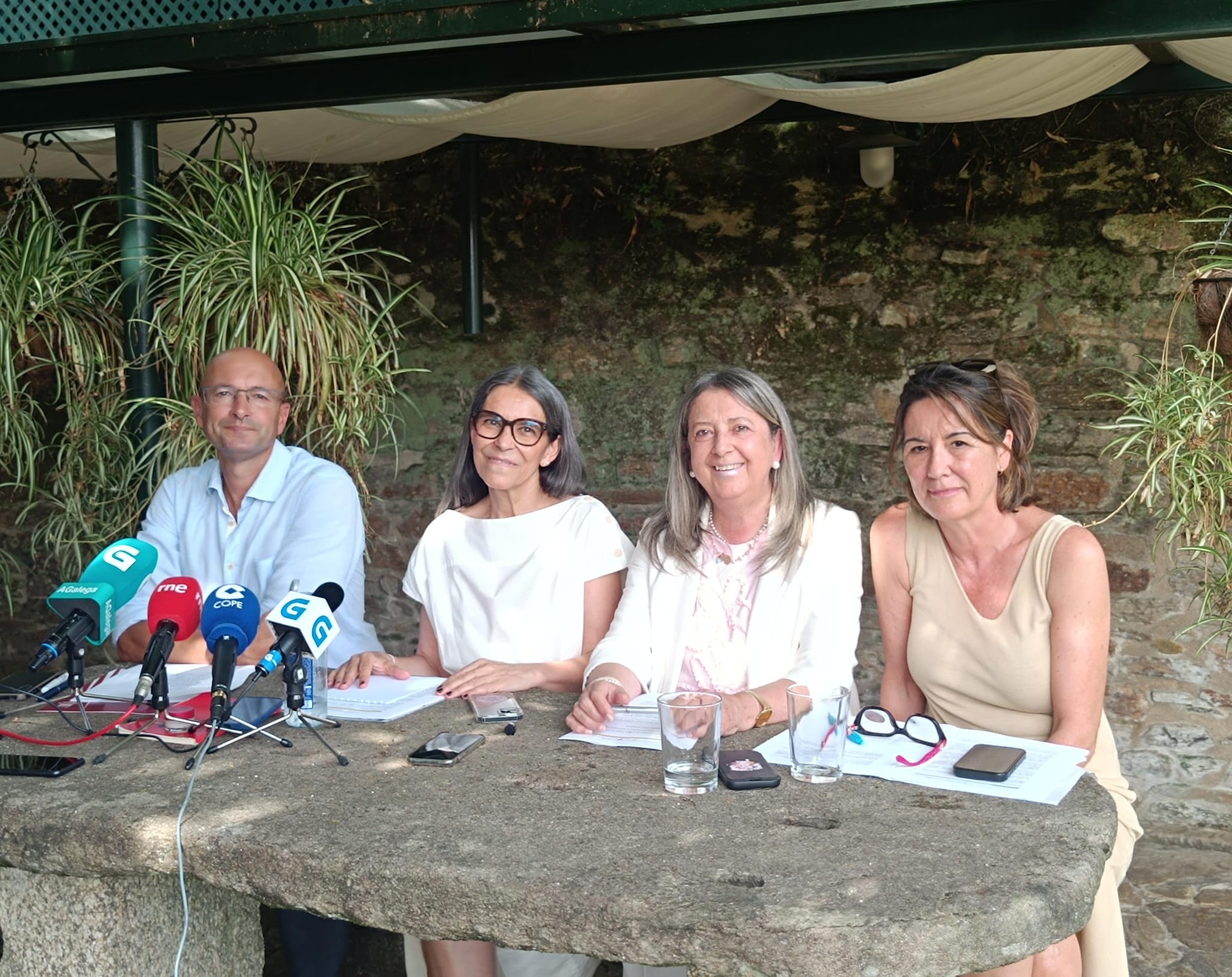 Os catro edís expulsados do PSOE de Santiago retiran a súa demanda contra o partido
