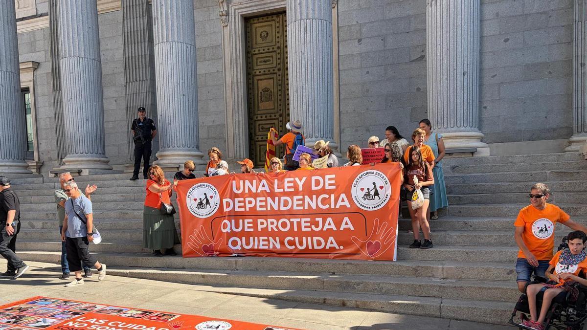 Belén e Olegario: rostro galego das coidadoras, que reclaman dereitos fronte ao Congreso