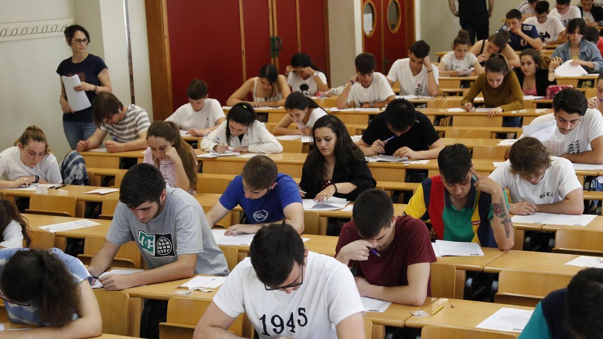Que carreiras aínda podes estudar en Galicia tras o peche de 126 graos? De ADE a Tecnoloxías de Telecomunicación ou Educación Infantil