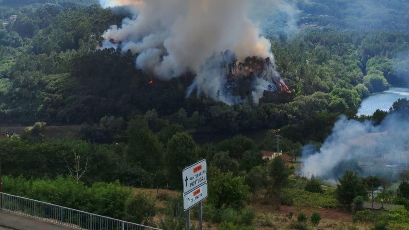 Rebordechán, de novo baixo a ameaza do lume tras un incendio con tres focos