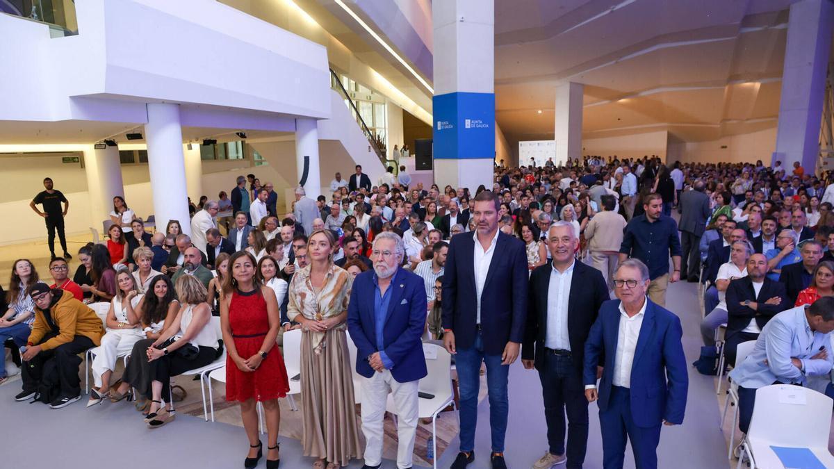 A Xunta ábrese a impartir calquera materia en galego «sempre que exista a unanimidade necesaria» e «respectando o equilibrio lingüístico»