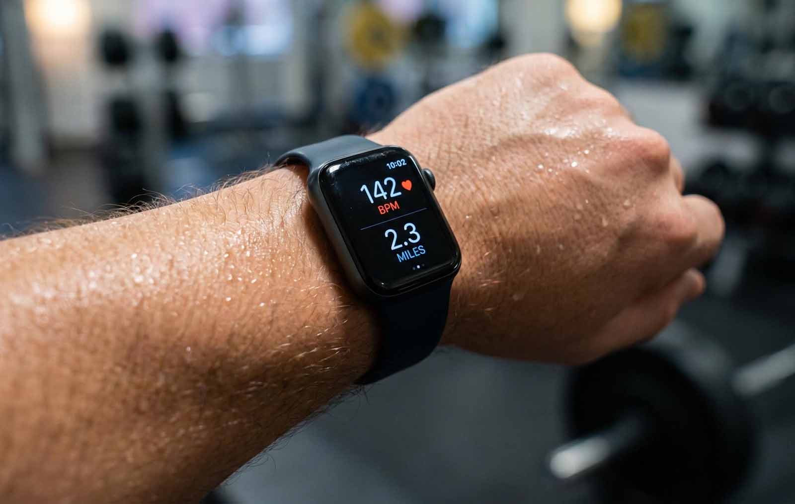 Boa parte dos wearables záfanse da normativa europea de baterías substituíbles