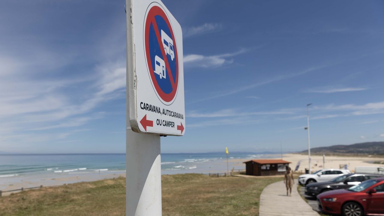 Nin unha soa autocaravana multada desde que o Concello prohibiu hai un mes estacionar na primeira li&ntilde;a de Razo
