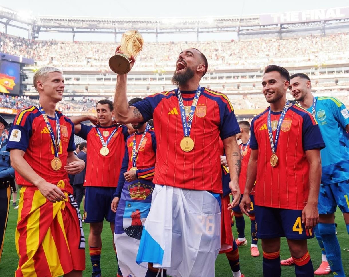 Borja Iglesias é o primeiro futbolista masculino galego en levantar a Copa do Mundo da FIFA