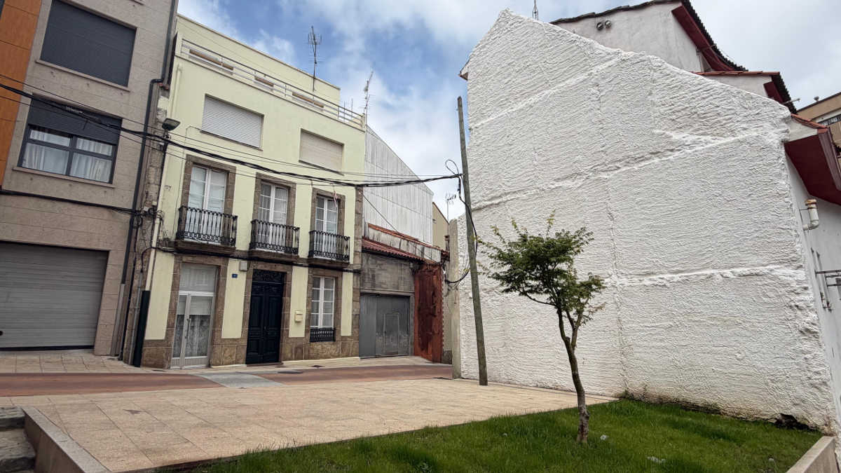 O Concello de Ribeira traballa na adecuación dunha praza dedicada a Quico Domínguez na rúa Romero Ortiz