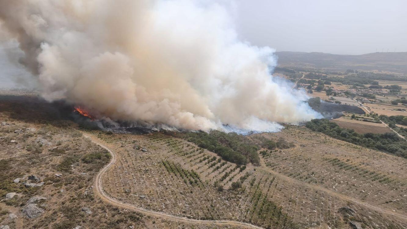 Controlado un dos dous incendios de Rodeiro, que queimaron xa 40 hectáreas