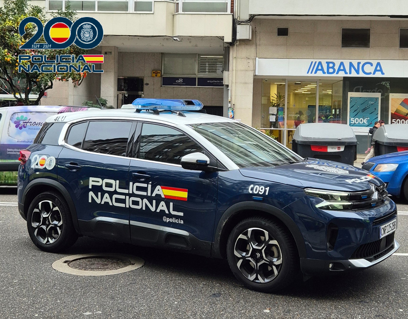 Dous policías nacionais salvan a vida a unha muller que quedou inconsciente tras atragoarse nun bar de Vigo