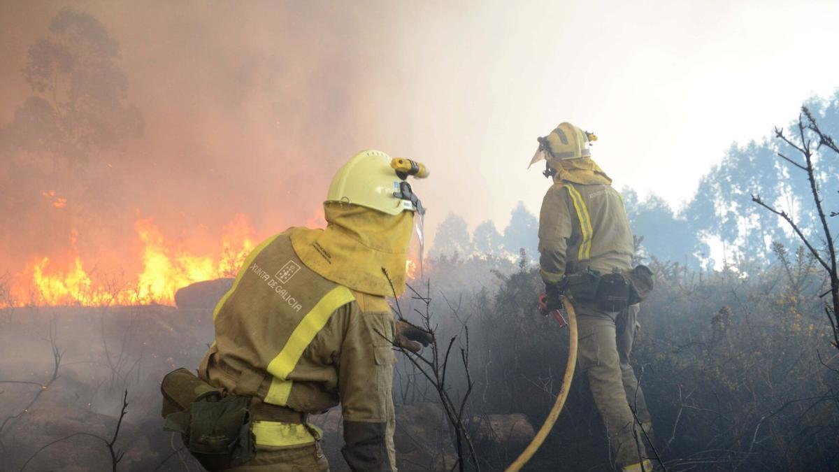 Medio Rural acorda cos sindicatos melloras salariais para axentes e bombeiros do servizo de extinción de incendios