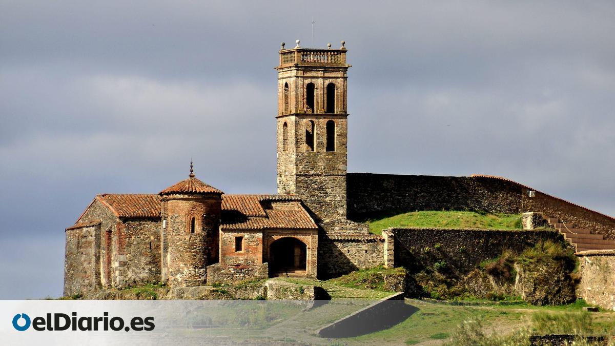 Construido en época califal, este castillo amurallado alberga en su interior una de las mezquitas más antiguas de la península