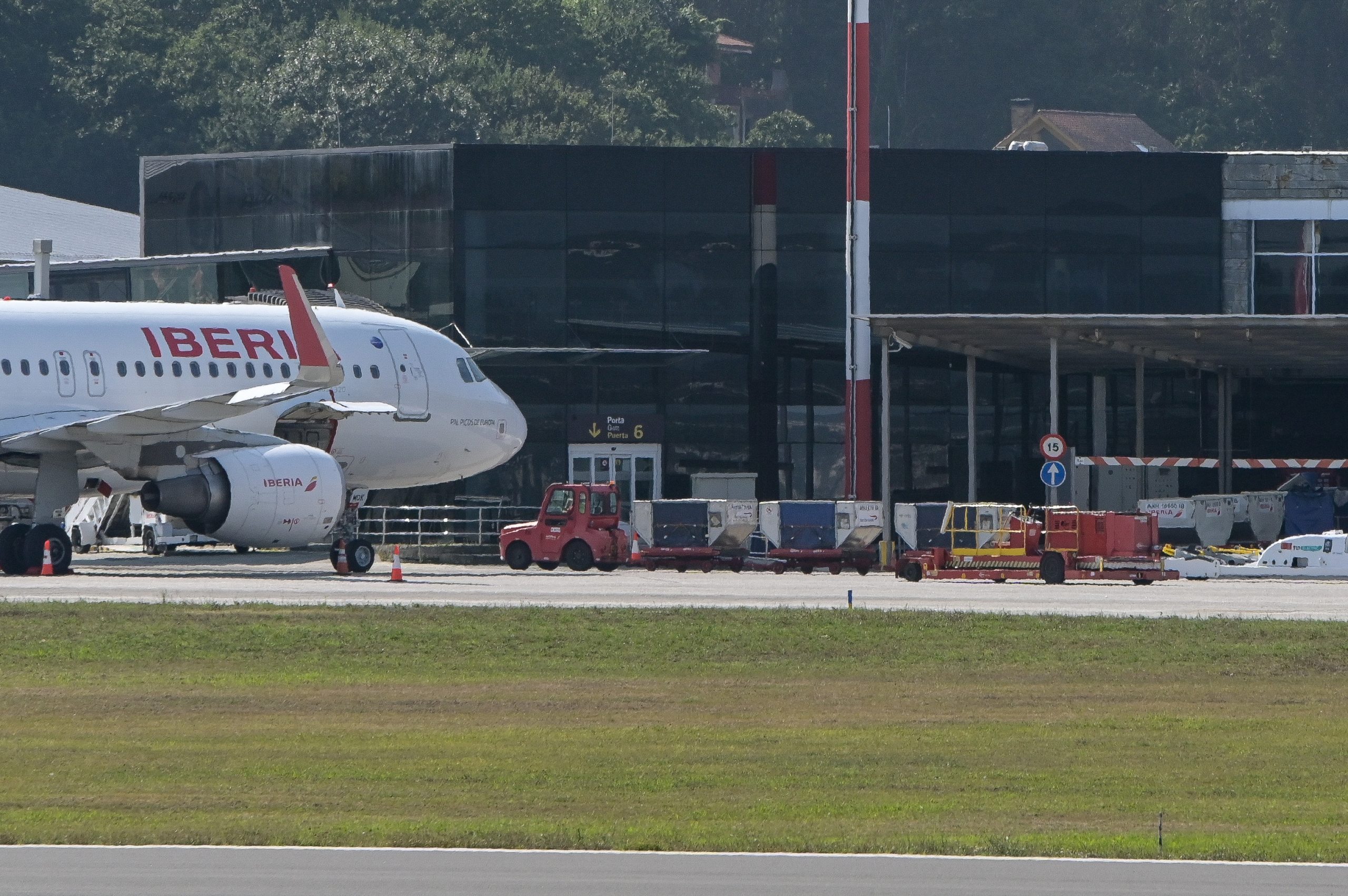 Desvían dous voos no aeroporto da Coruña por baixa visibilidade